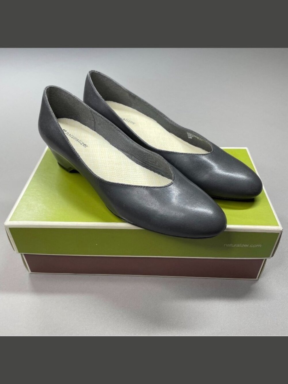 NEW Naturalizer Heels Womens 9 gray faux leather kitten pump classic slip on